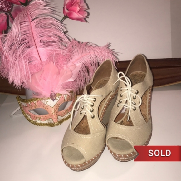 BCBG Shoes - ❌SOLD❌🎗🏵HOST PICK🏵🎗BCBG Peep Wedges